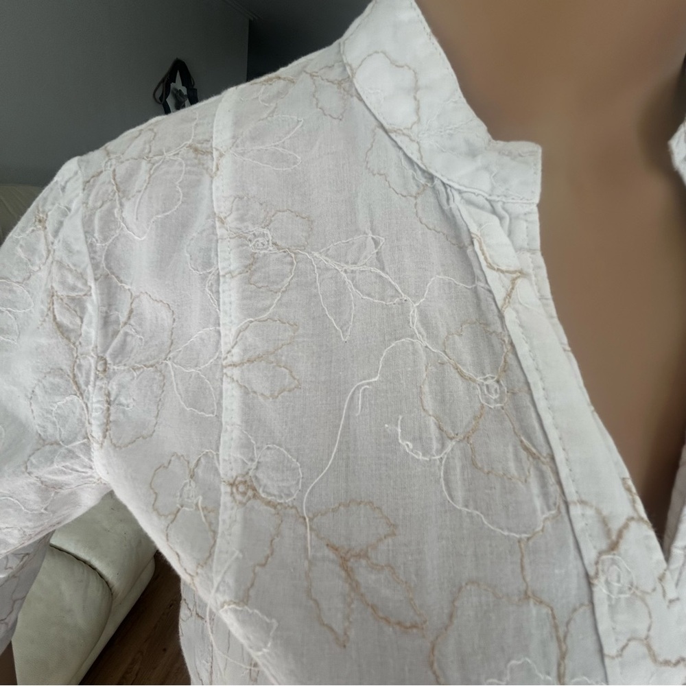 Old Navy Perfect Fit White Embroidered Button Down Blouse Top M 3/4 Sleeve - Picture 11 of 12